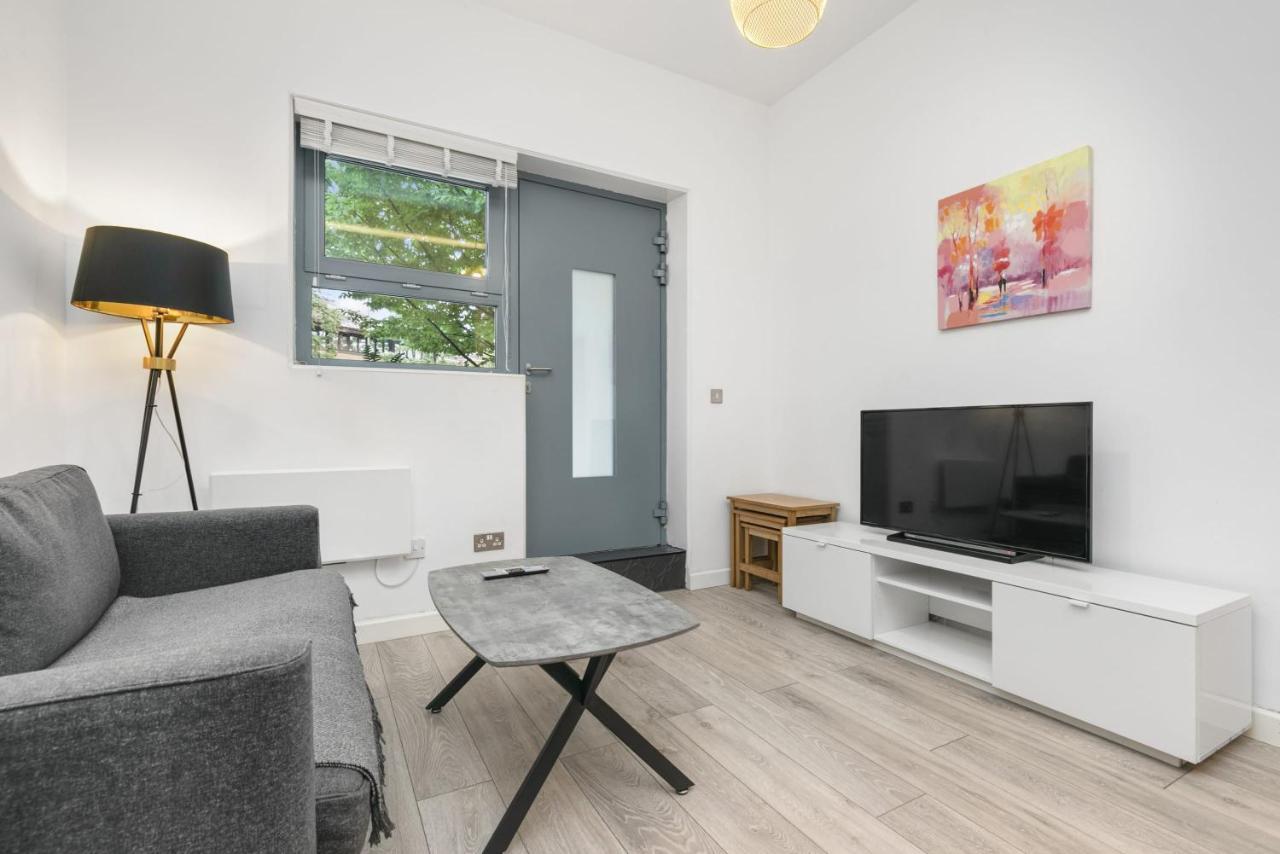 Modern 1 Bedroom Apartment In Central Woking Exterior photo