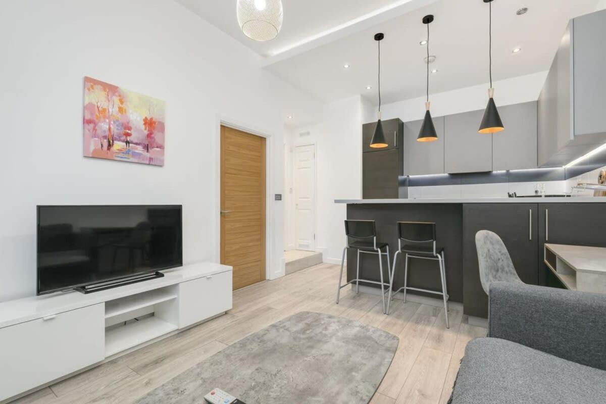 Modern 1 Bedroom Apartment In Central Woking Exterior photo
