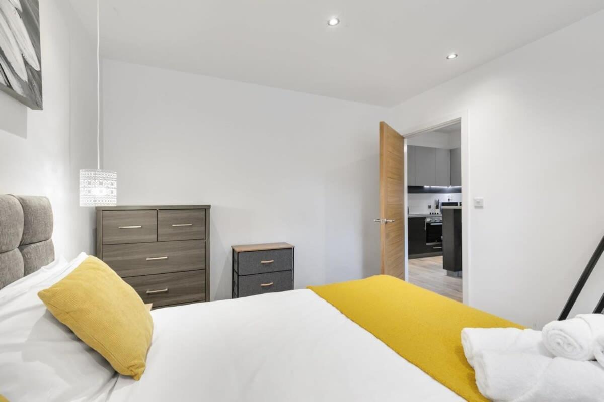 Modern 1 Bedroom Apartment In Central Woking Exterior photo