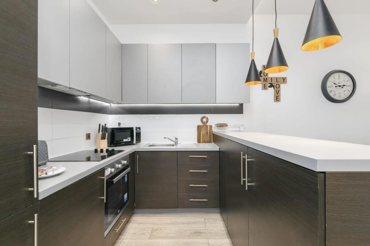 Modern 1 Bedroom Apartment In Central Woking Exterior photo