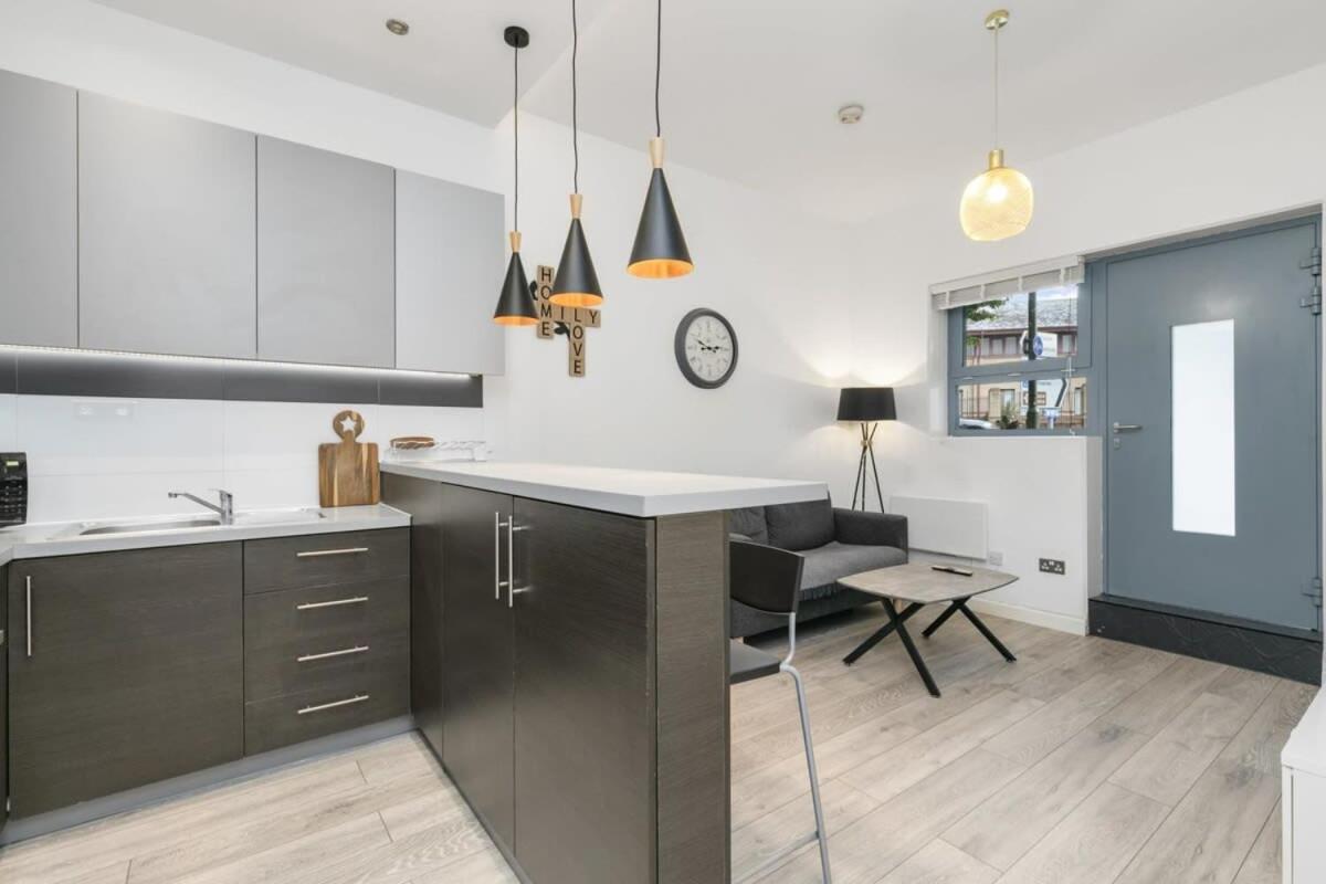 Modern 1 Bedroom Apartment In Central Woking Exterior photo